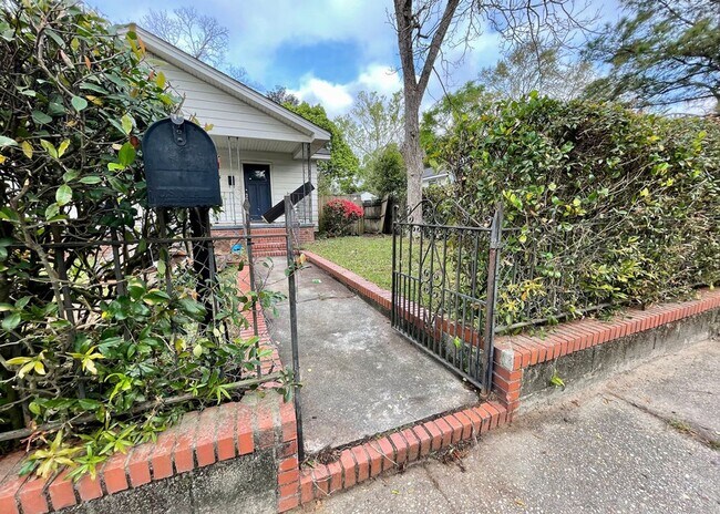 Foto del edificio - Available now. Totally remodeled 3 BR/2 BA...
