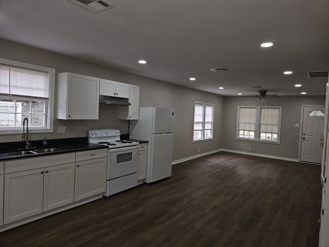 Building Photo - Available Now! RENT SPECIAL!