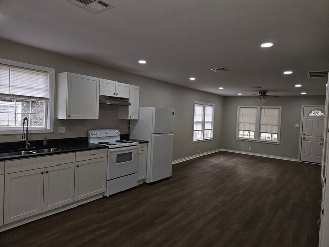 Foto del edificio - Available Now! RENT SPECIAL!
