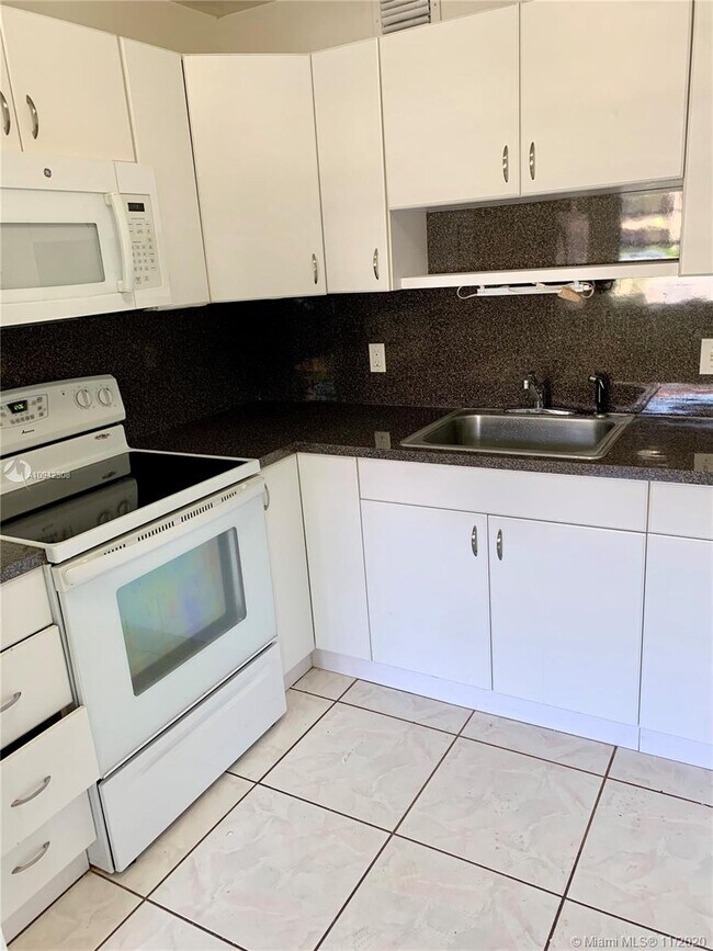 Foto del edificio - 801 SW 133rd Terrace