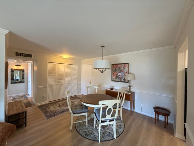 Building Photo - Furnished Condo in Myers Park!