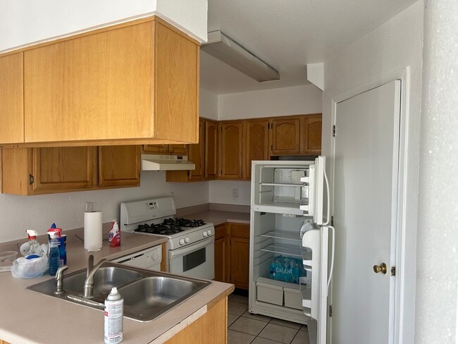 Cocina con nevera, fogones y lavavajillas. - 1345 Trudy Elaine Dr