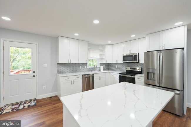 Building Photo - 9900 Kingsbridge Dr