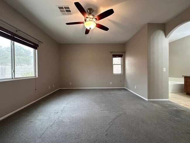 Building Photo - Spacious single story home w/3 beds, 2 bath, den, 2 car garage, near everything.