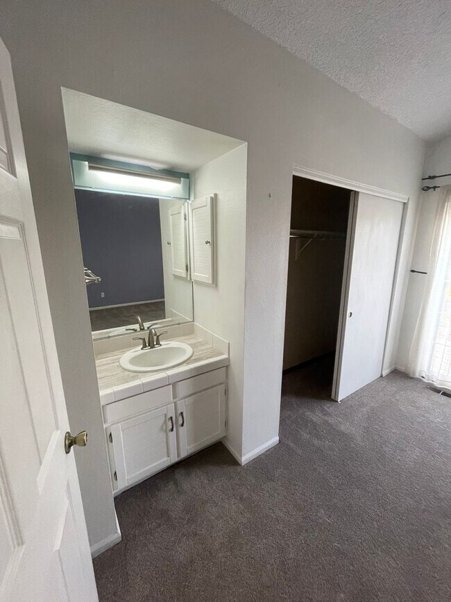 Building Photo - Charming 3b/3b Townhome In Downtown Louisv...