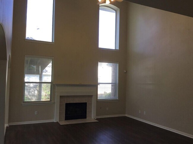 Foto del edificio - 4428 Blossomwood Dr