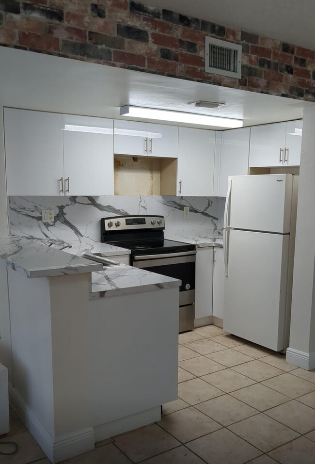 Building Photo - 8585 NW 6th Ln