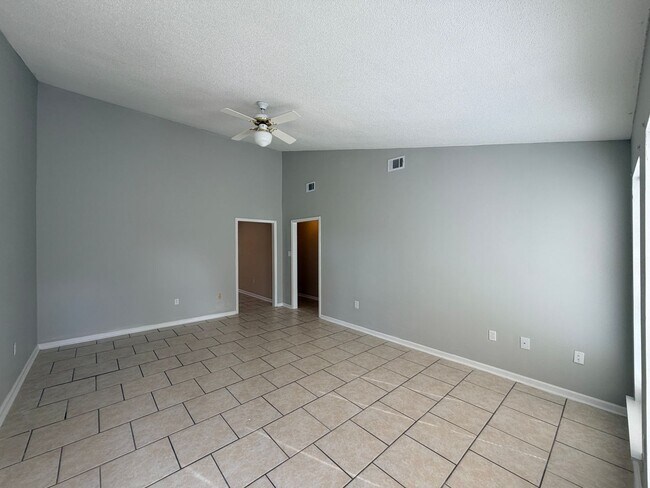 Building Photo - Spacious 3BD/2B Duplex in Desirable Northlake Subdivision