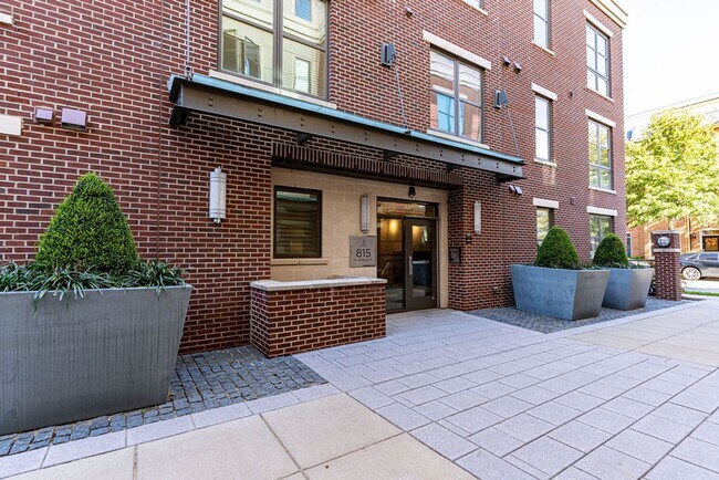Foto del edificio - 2 Bed, 2 Bath Condo Bathed in Natural Light