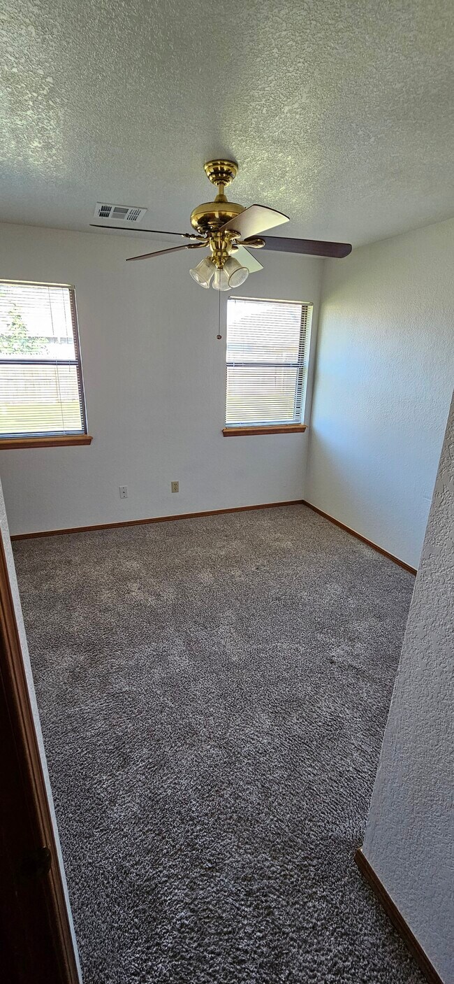 Building Photo - 1320 Greenfield Dr