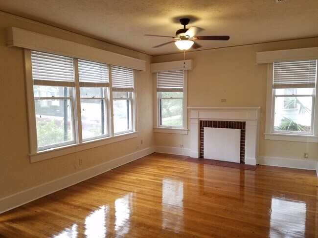 Foto del edificio - 5 bedroom 2 bathroom house in Sorority Row