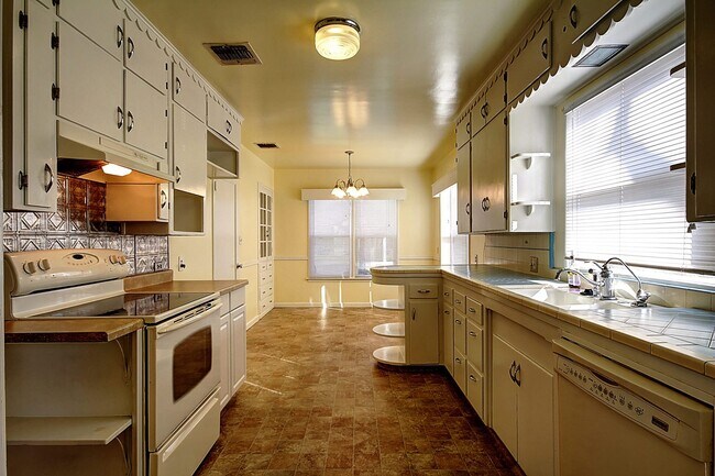 Building Photo - 225 Las Palmas Ave, Modesto