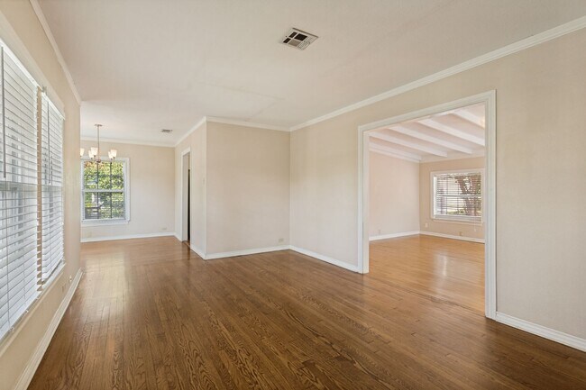 Building Photo - 313 Lilac Ln
