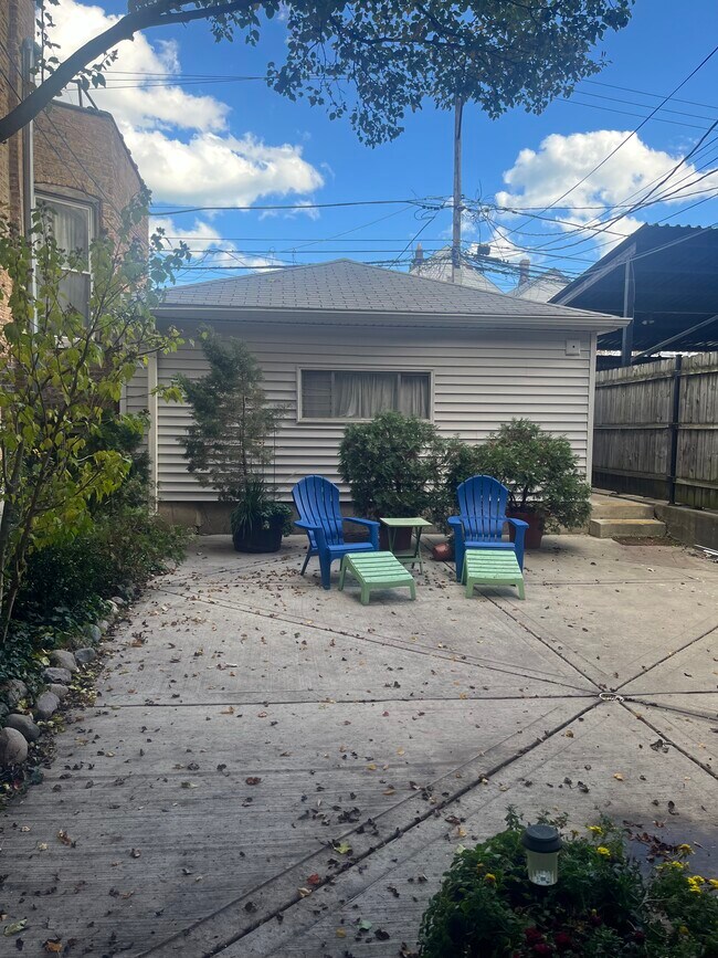 Foto del edificio - 1655 N Artesian Ave