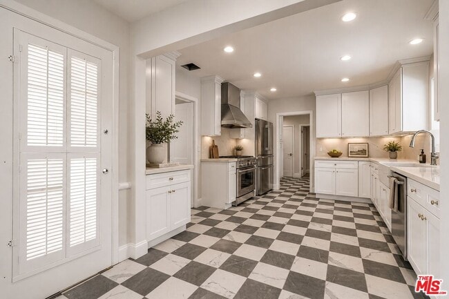 Building Photo - 713 Walden Dr