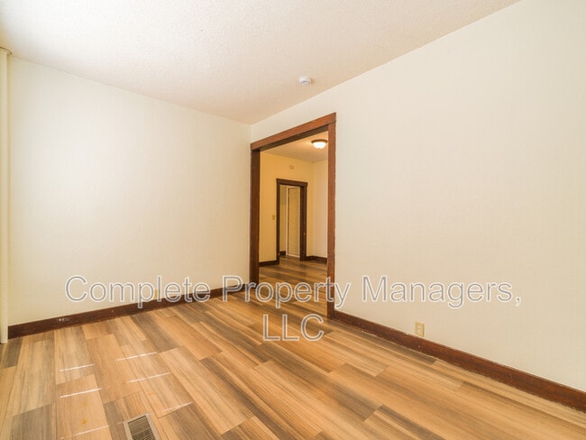 Foto del edificio - 325 E Washington St