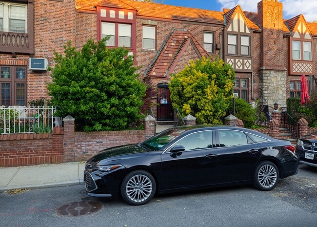 Building Photo - Storybook Tudor New Renovated | Two Full Kitchens | Full Finished Basement