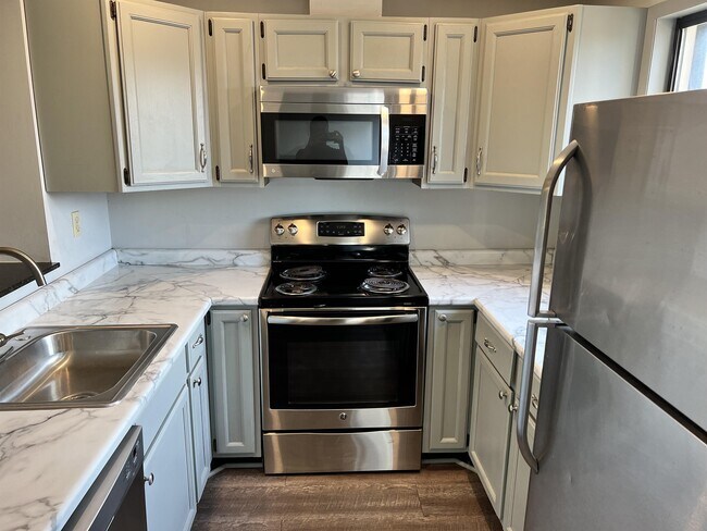 Building Photo - 2049 Parkside Dr