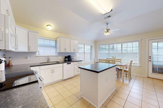Foto del edificio - 810 Camellia Ct