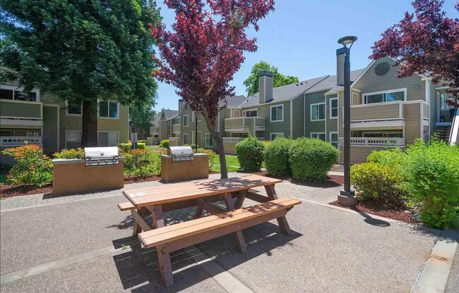 Building Photo - 265 Reflections Dr