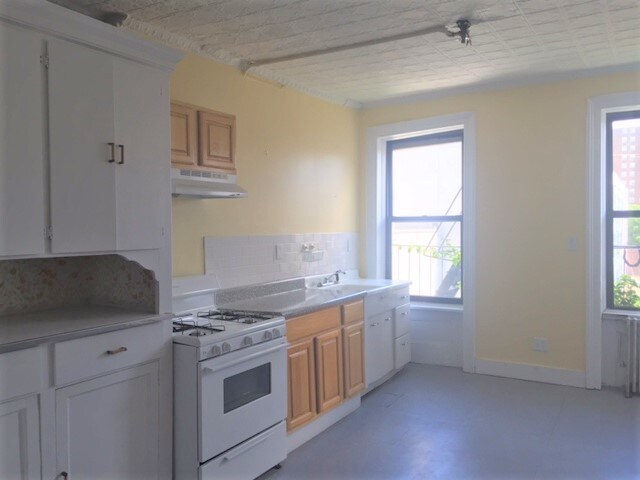 Building Photo - 319 Van Brunt St