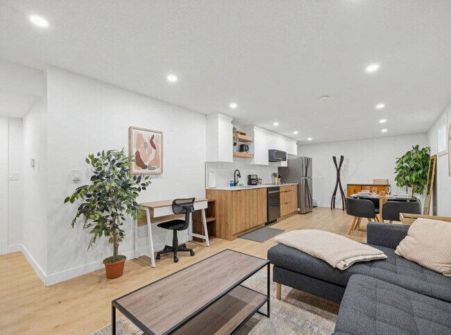 Photo du bâtiment - 11011-11151 151 St NW