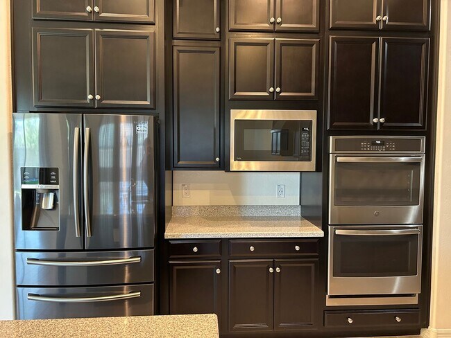 Building Photo - Beautiful home with generation suite in gated community