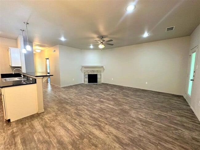 Building Photo - Stunning townhome close to Texas Tech
