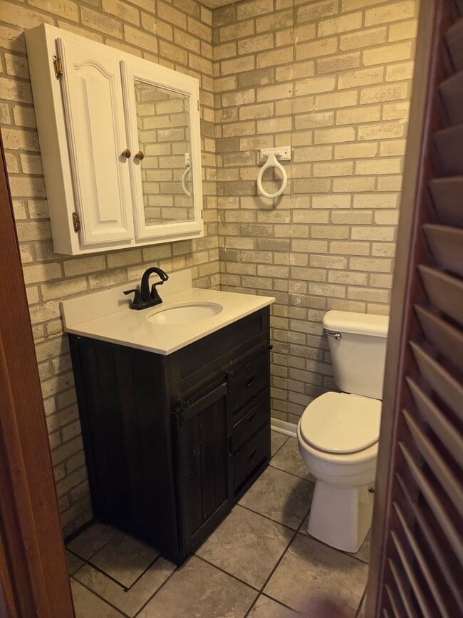 Building Photo - Home in Marion