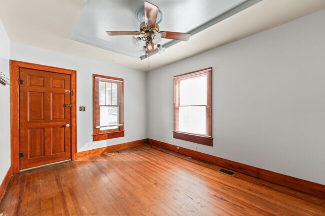 Foto del edificio - Charming 2-Bedroom Home with Fenced Yard –...