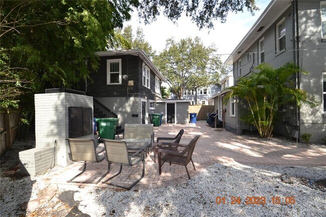 Building Photo - 2517 W Palm Dr