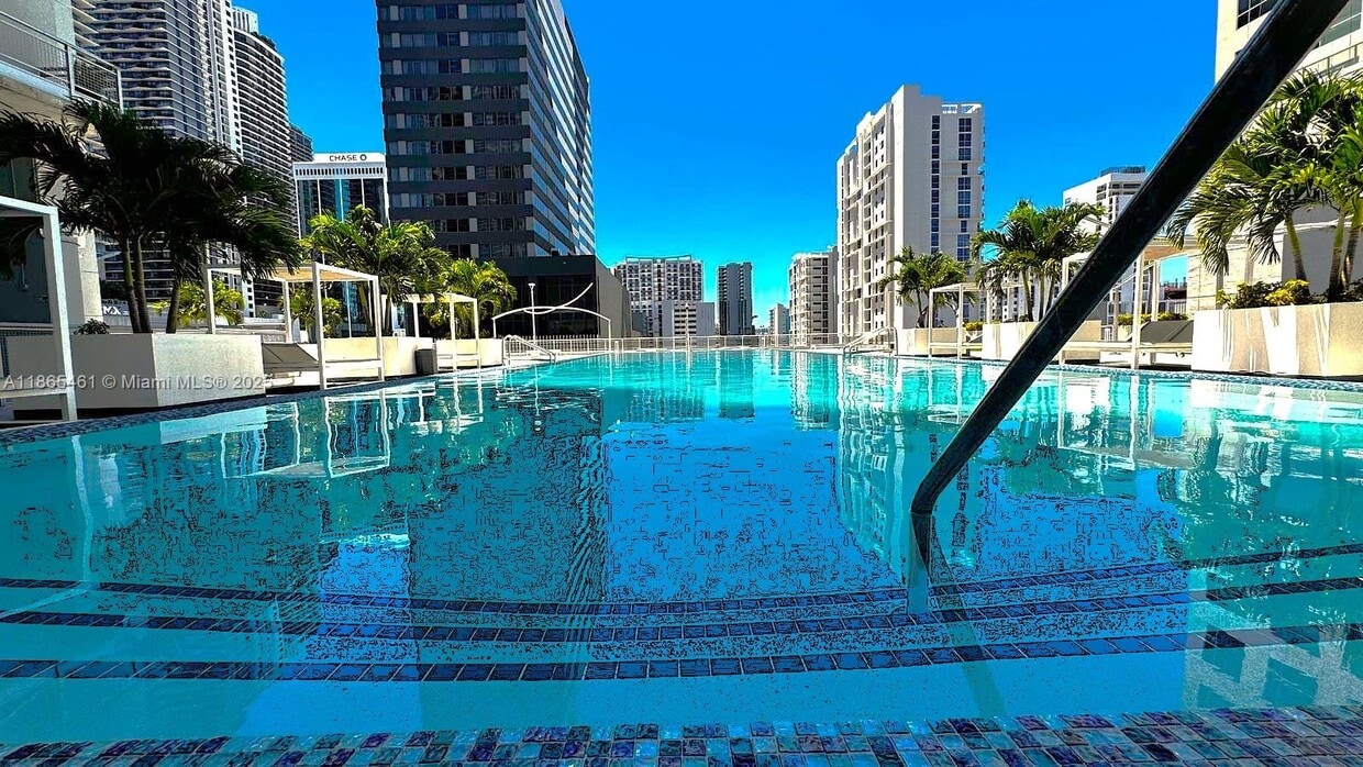 Foto principal - 690 SW 1st Ct