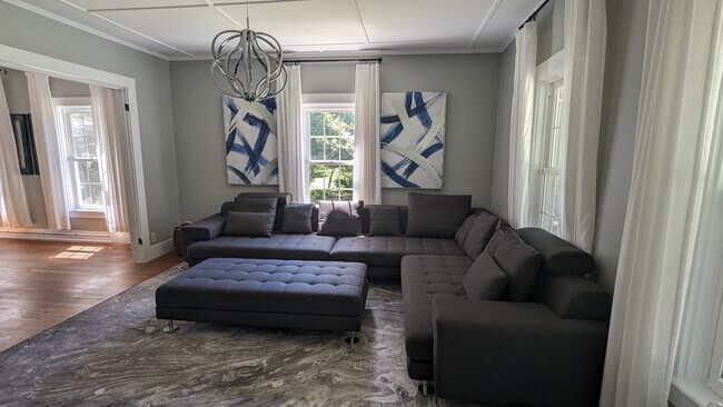 Building Photo - 102 Church St