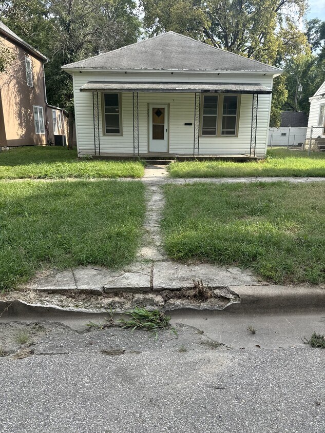 Foto principal - 223 W 1st St
