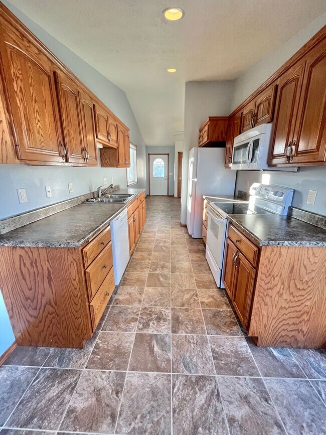 Foto del edificio - Spacious 4 Bed/3 Bath Twinhome in Brandon!
