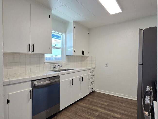 Building Photo - 675 Johanna Ave