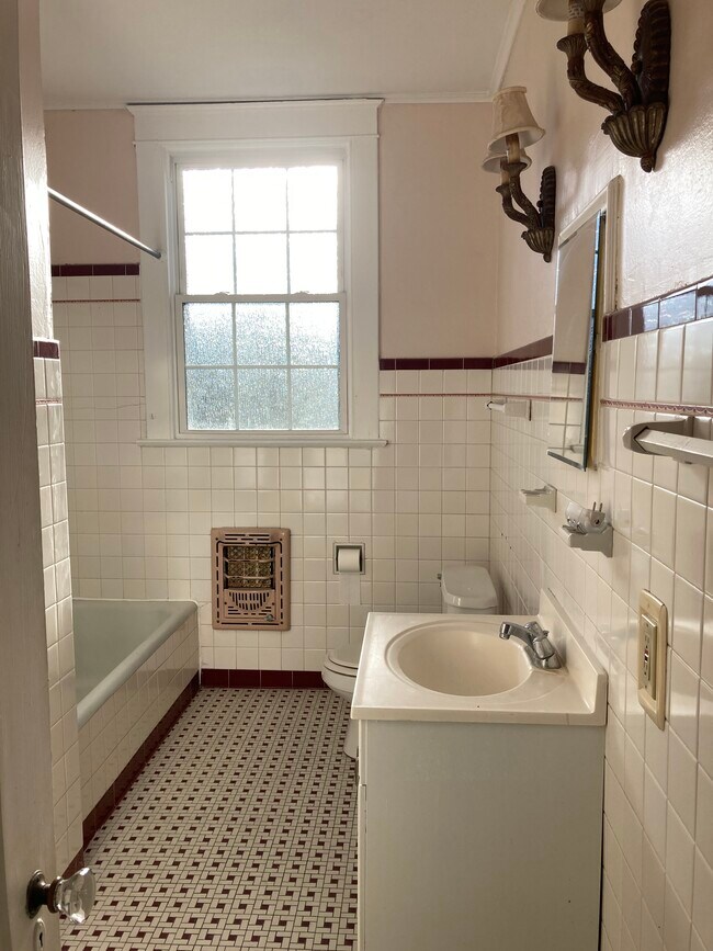 Baño - 4320 Jena St