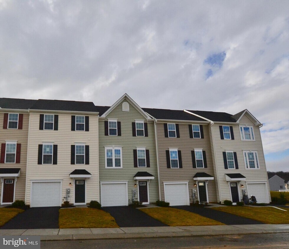 30 Quebec Ct, FALLING WATERS, WV 25419 Townhouse for Rent in FALLING