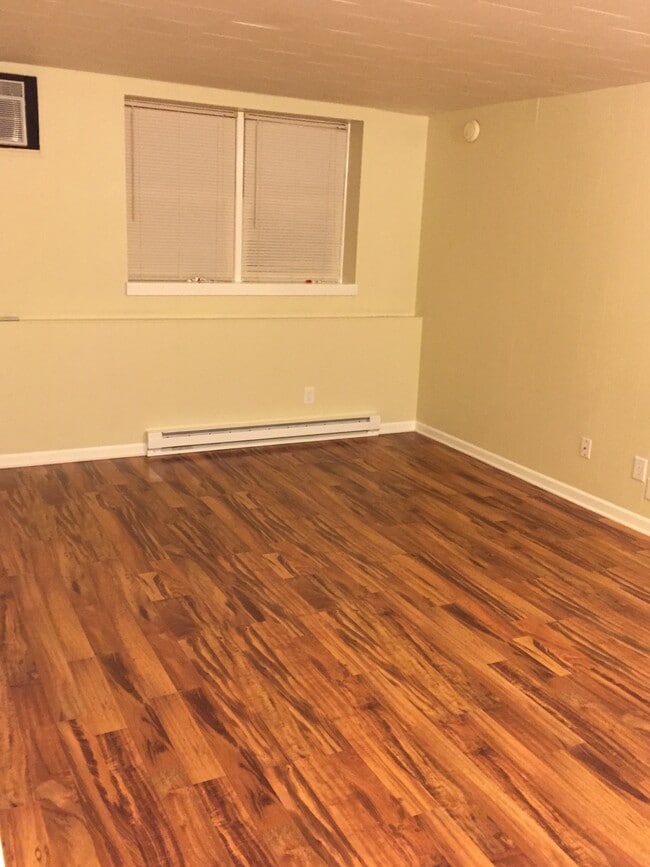 Building Photo - 429 E Broadway St