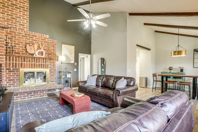 Foto del edificio - Spacious 2BR Home Near JMU –