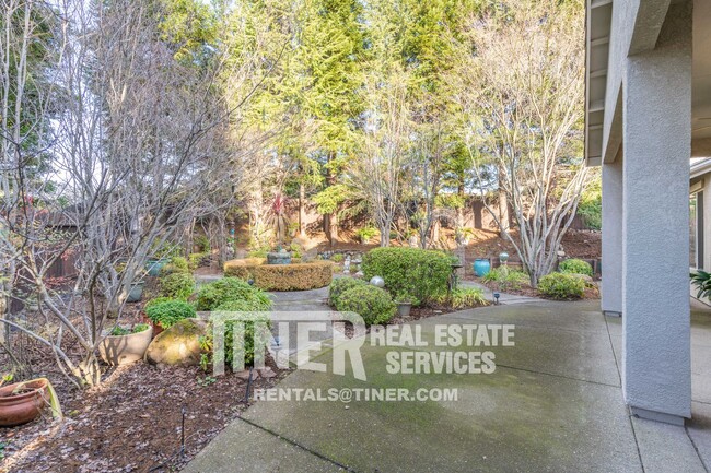 Building Photo - Stunning Home in Springfield at Whitney Oa...