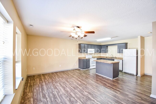 Building Photo - Updated 2 Bed, 2 Bath Townhome in Waukee!