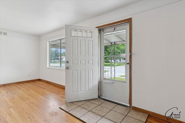 Building Photo - 2 bedroom $1400