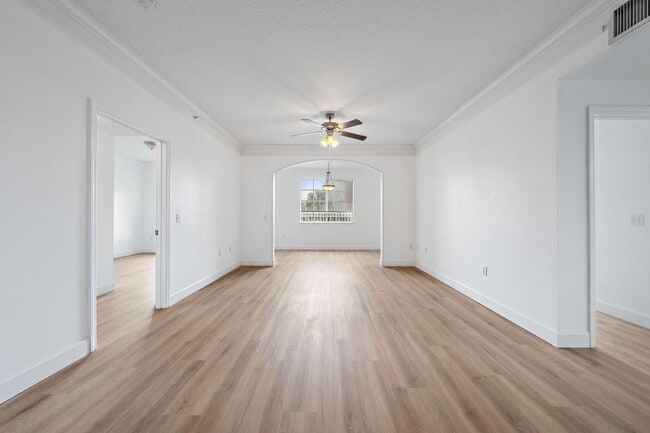Building Photo - 1201 Myrtlewood Cir E