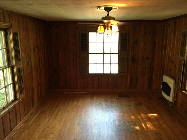 Dormitorio en la planta principal. La habitación tiene entrada independiente, calefacción a gas y aire acondicionado de ventana. - 1304 Dunklin St