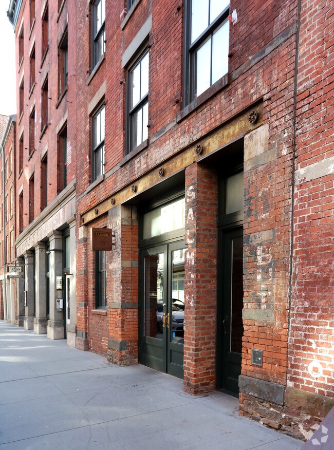 Building Photo - 227 Front St