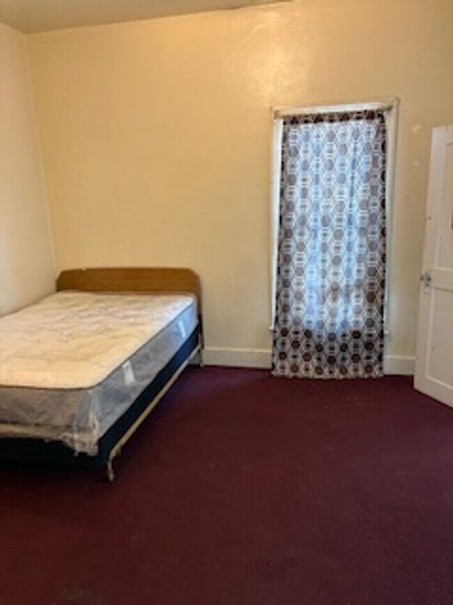 Building Photo - 305 1/2 Ricker St - Apt 3