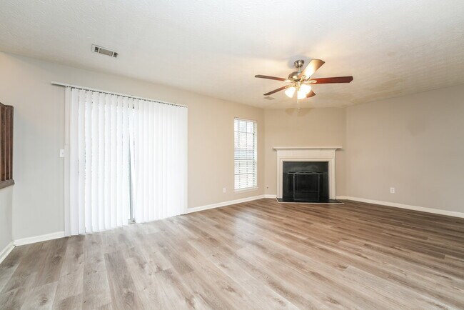 Foto del edificio - 6520 Eastbriar Dr