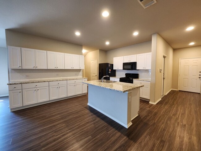 Building Photo - 4/2/2 Home in Heather Glen !  Fridge / Gas...