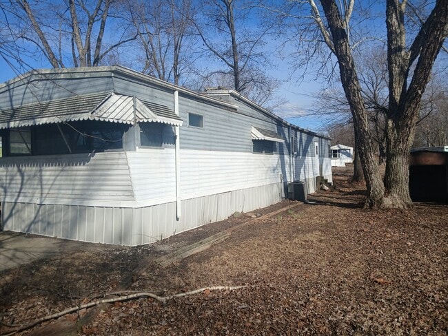 Building Photo - 11 Camelot Dr